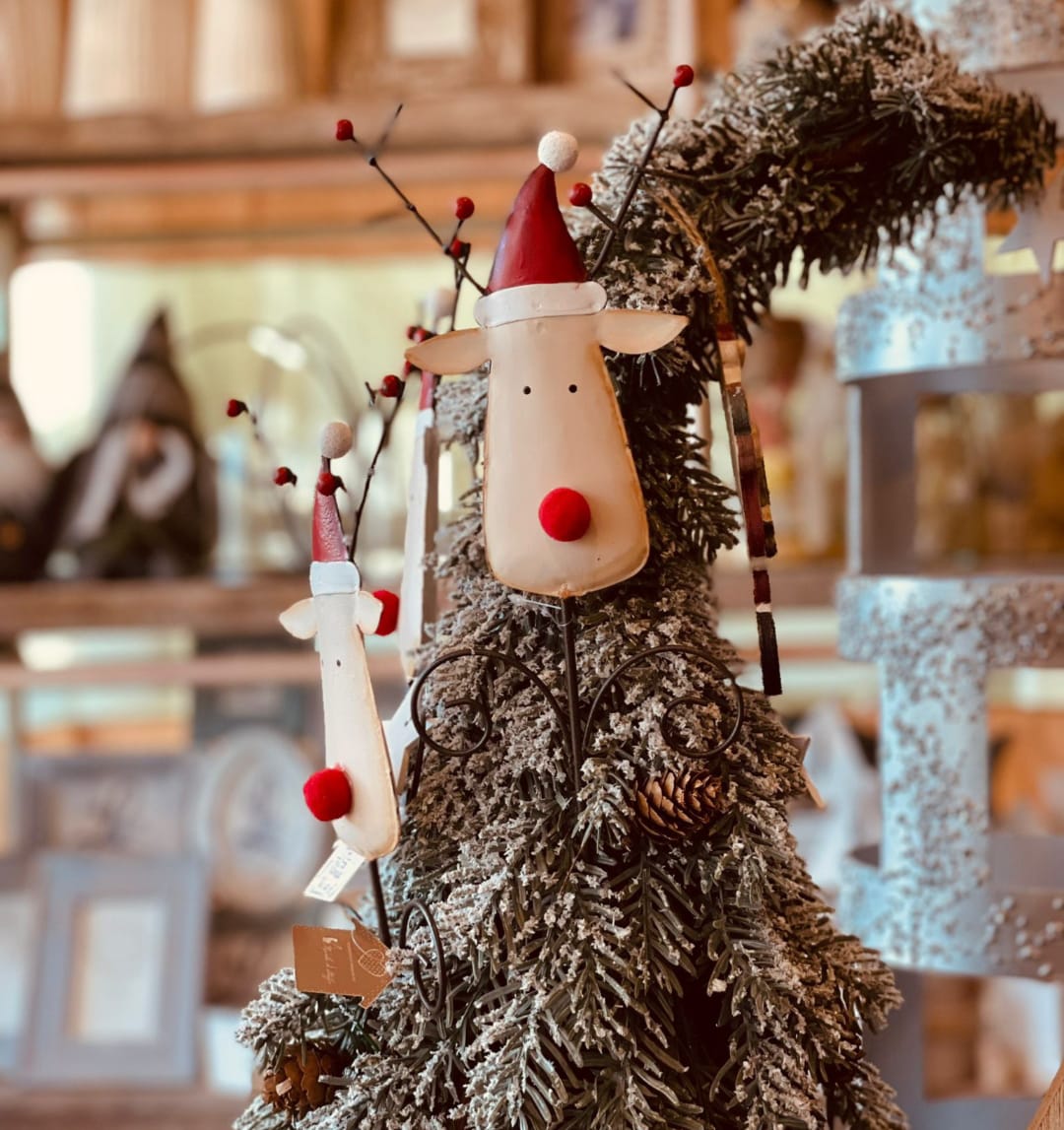 Un attimo ed è già Natale con questa simpaticissima decorazione natalizia Testa Renna realizzata in ferro battuto! 